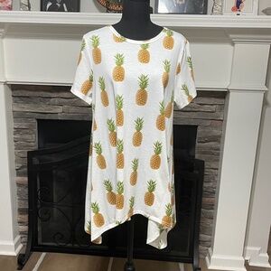 Adorable Large LulaRoe Melissa Shark bite top